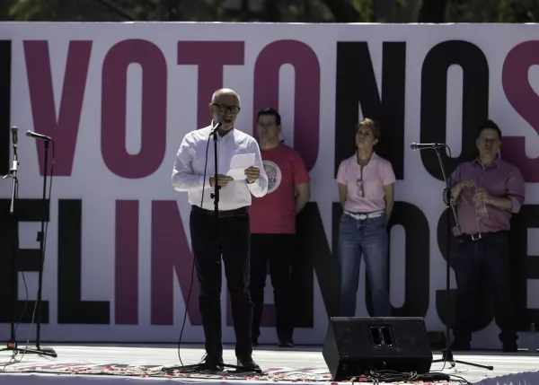 José Ramón Cossío, durante marcha nacional #MivotoNoseToca #Inenosetoca en el Zócalo Capitalino.