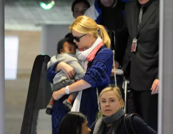 Charlize se mostró como una madre muy protectora.