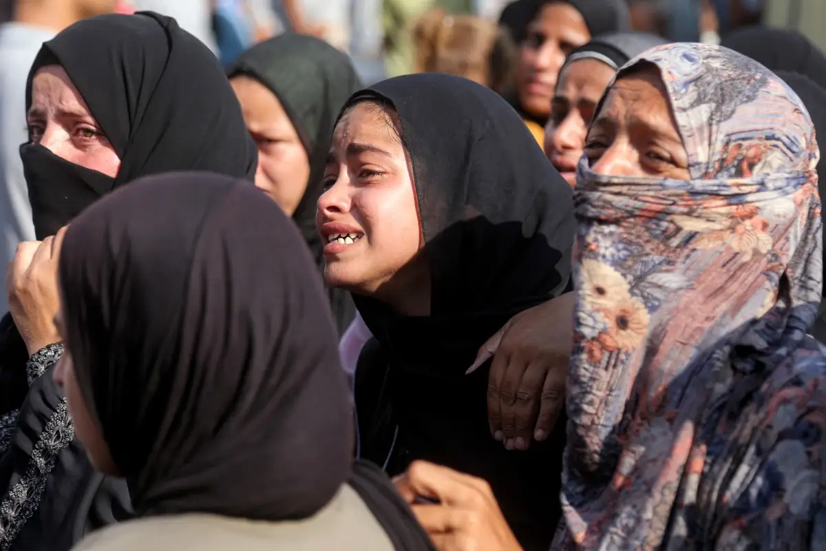 Mujeres lloran durante el funeral de las víctimas asesinadas el día anterior por el bombardeo israelí en el Complejo Médico Nasser en Khan Yunis, en el sur de la Franja de Gaza, el 20 de julio de 2025