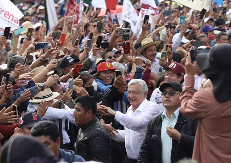 El presidente Andrés Manuel López Obrador a su llegada a la plancha del zócalo para dar su Informe de Gobierno a casi 4 años de la llamada “Cuarta Transformación”, después de encabezar la marcha que partió del Ángel de la Independencia al Zócalo capitalino.