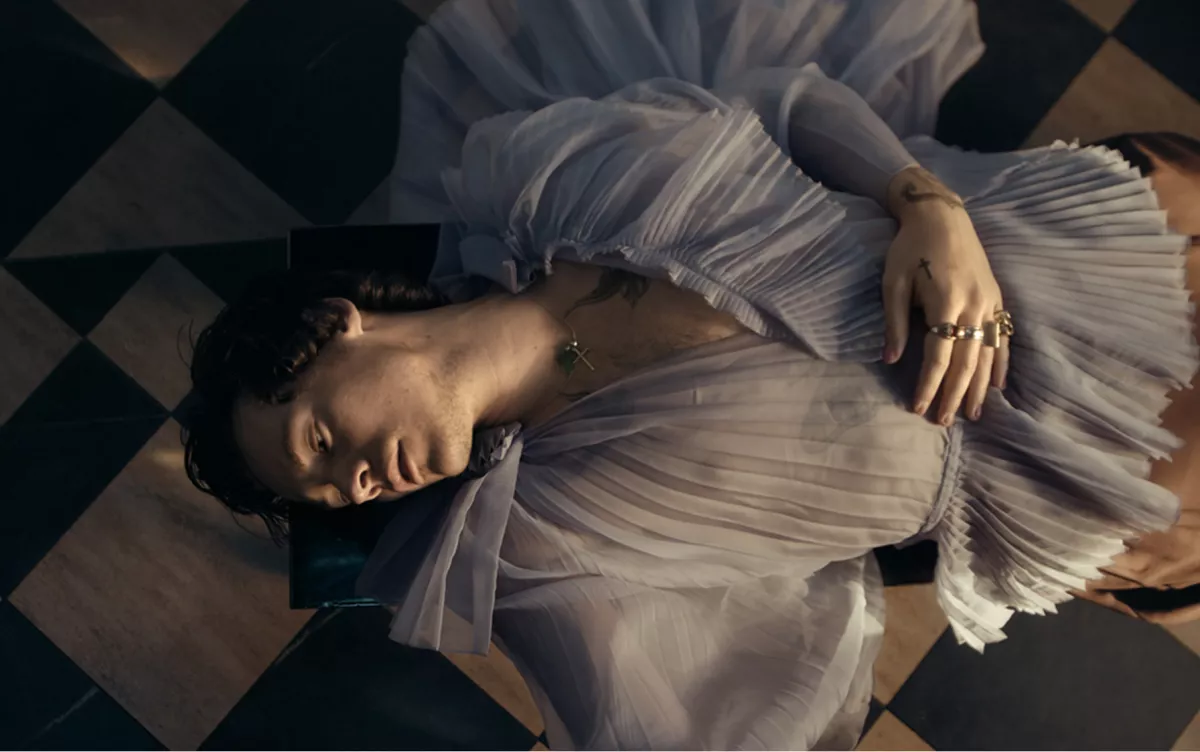 harry-Styles-gucci-Falling