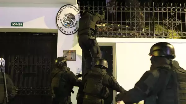 irrupcion-policias-ecuador-embadaja-mexicana.jpeg