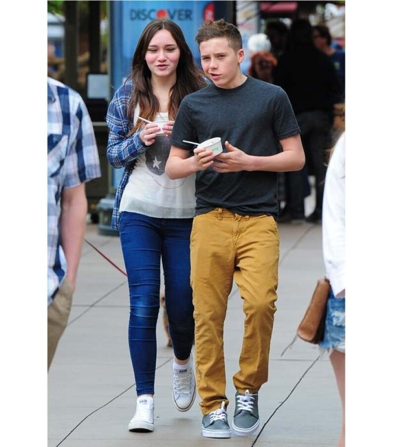 Brooklyn fue captado saliendo con una amiga.