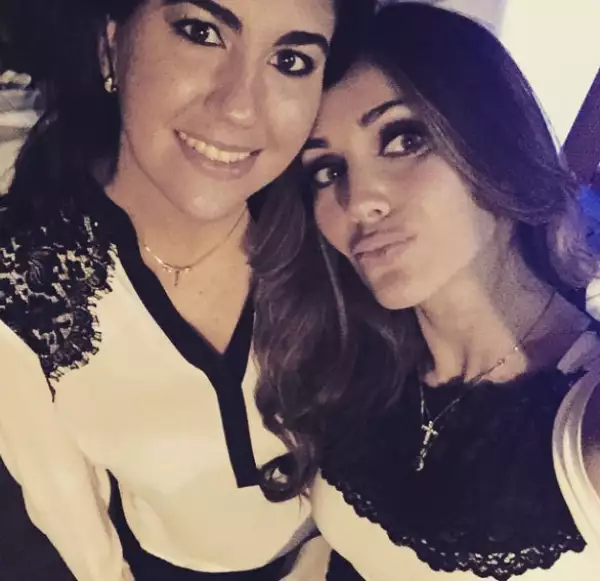 Asimismo, posó junto a una amiga.