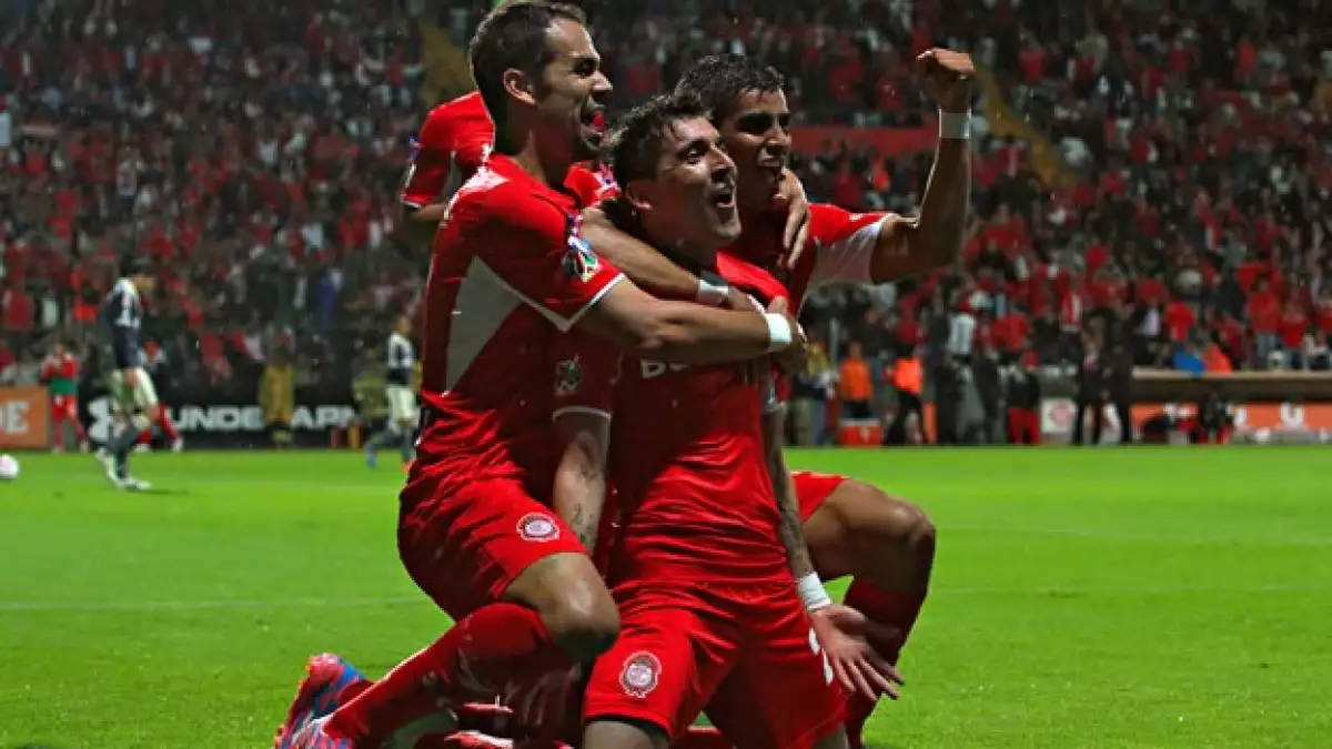 Edgar Benítez es abrazado por sus compañeros tras sus dos goles anotados contra Chivas