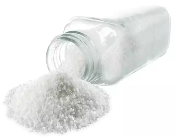 La sal funciona como exfoliante natural, ayudando a limpiar los poros.