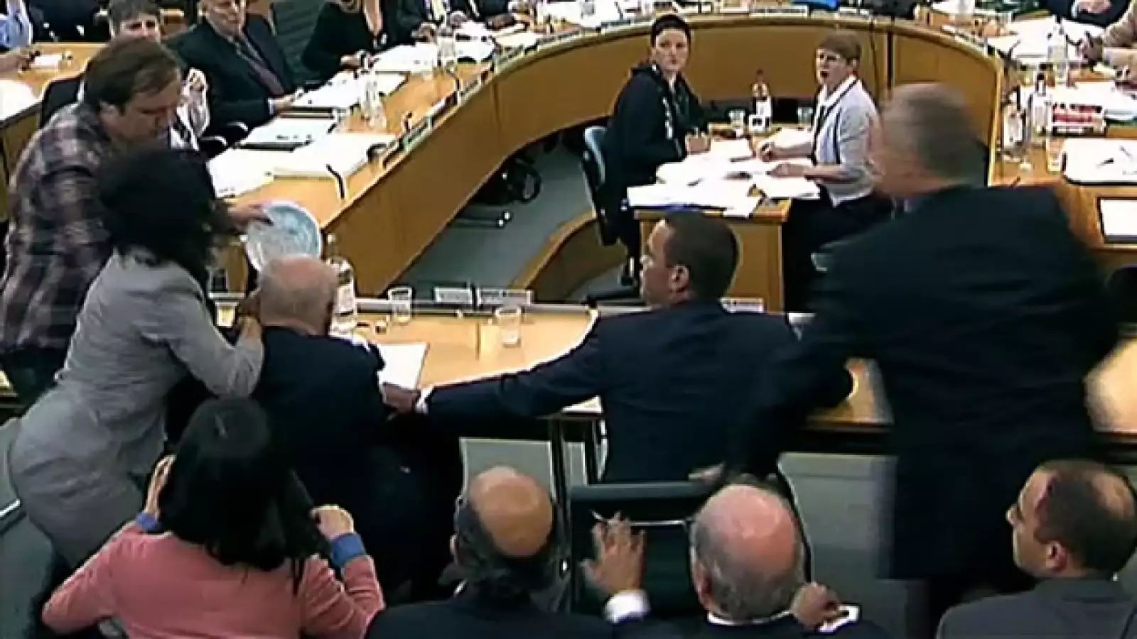 Murdoch - comparecencia - pastelazo