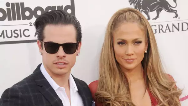 Jennifer Lopez es 17 años más grande que Casper Smart.