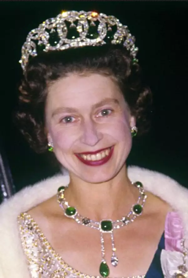 Durante su visita oficial a Nueva Zelanda en 1963, Elizabeth II combinó sus brillantes esmeraldas de Cambridge con su diadema `Vladirmir´, la cual originalmente pertenecía la gran duquesa Elena Vladimirovna de Rusia.