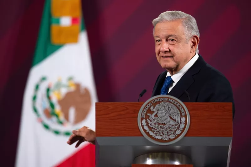 AMLO-Mañanera-18-agosto-libros.jpeg