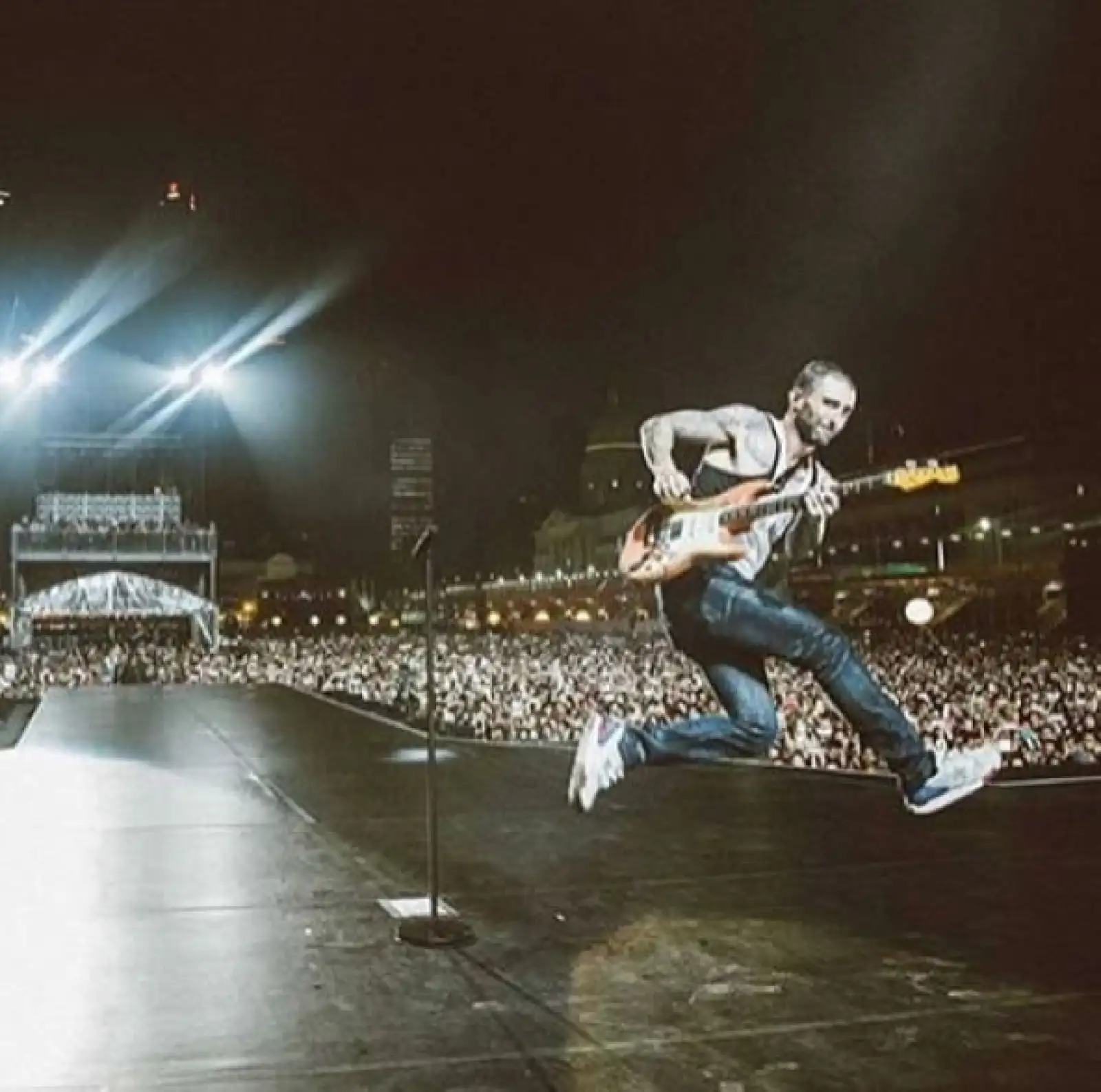 Rock spirit! Adam Levine disfruta al máximo cada vez que sube al escenario y lo demuestra con esta fotografía.