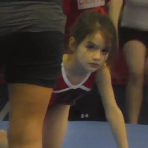 De hecho, Katie la inscribió a clases de gimnasia.