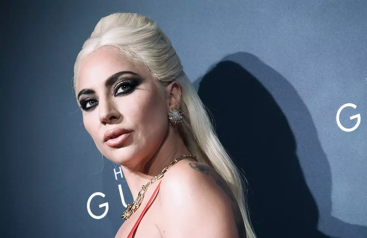 (Lady Gaga durante una alfombra roja)