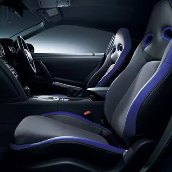 Los acabados en negro dan vida al diseño del vehículo.