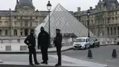Agentes de policía franceses se paran frente al Museo del Louvre después del robo, en París el 19 de octubre de 2025.