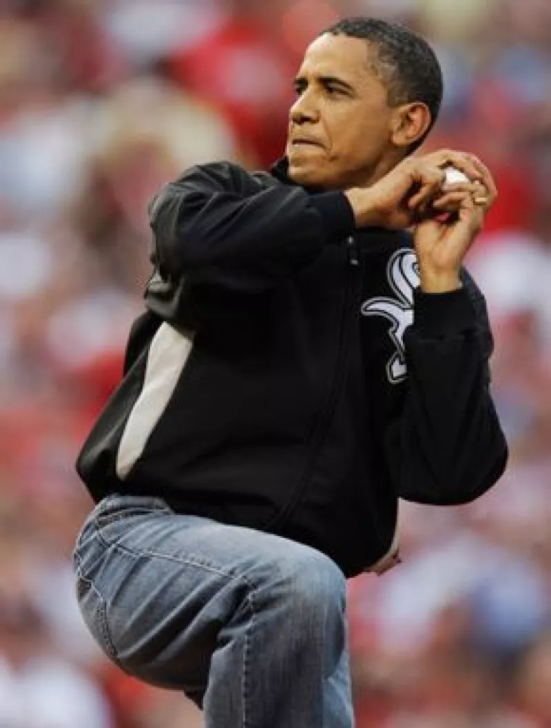 El presidente de Estados Unidos se subió al montículo y se encargó de efectuar el lanzamiento ceremonial de la primera pelota del partido, la cual llegó a manos de Albert Pujols.