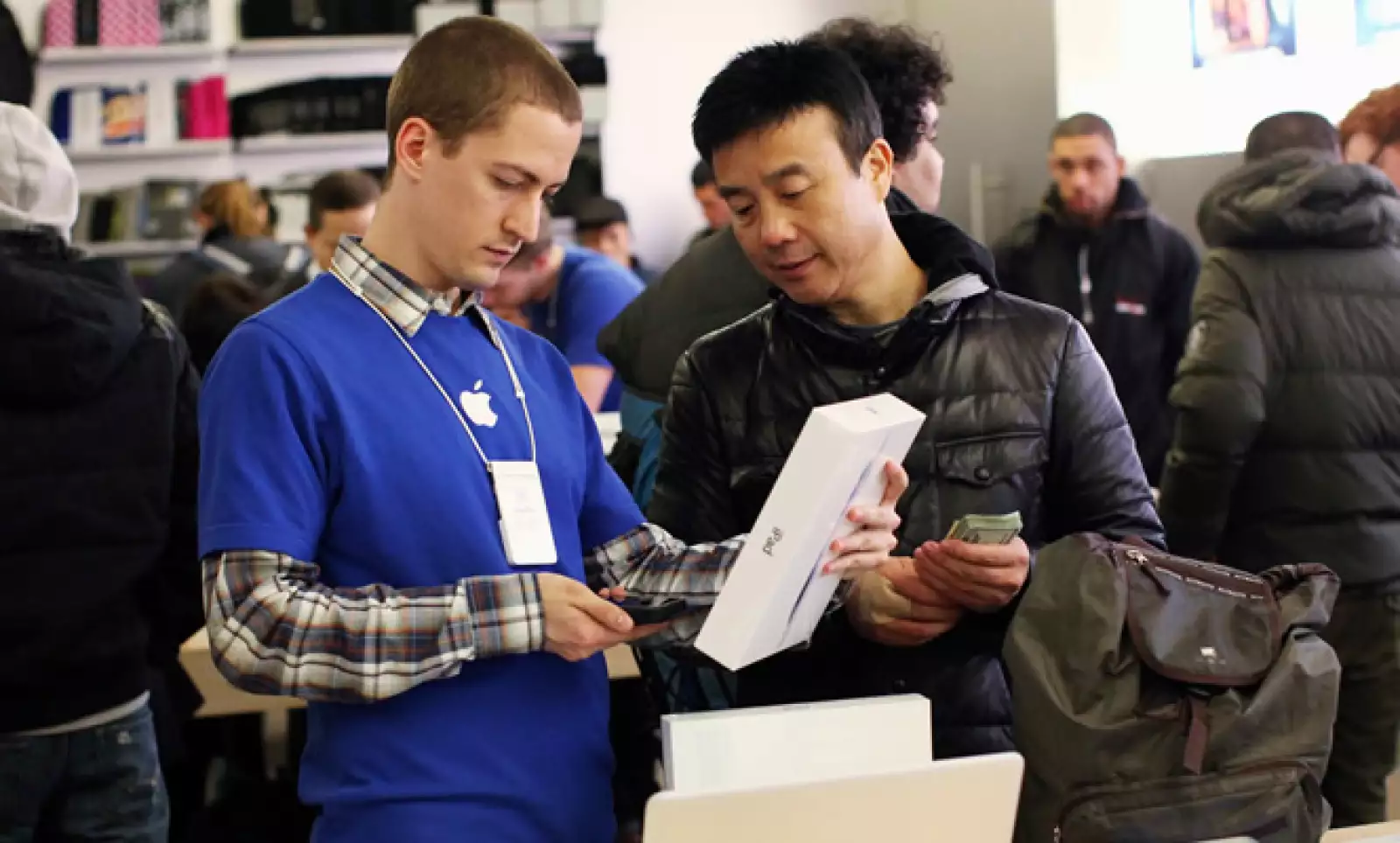 Un empleado de Apple verifica el precio final de la iPad, en la tienda oficial de la tecnológica en la Quinta Avenida de Nueva York.