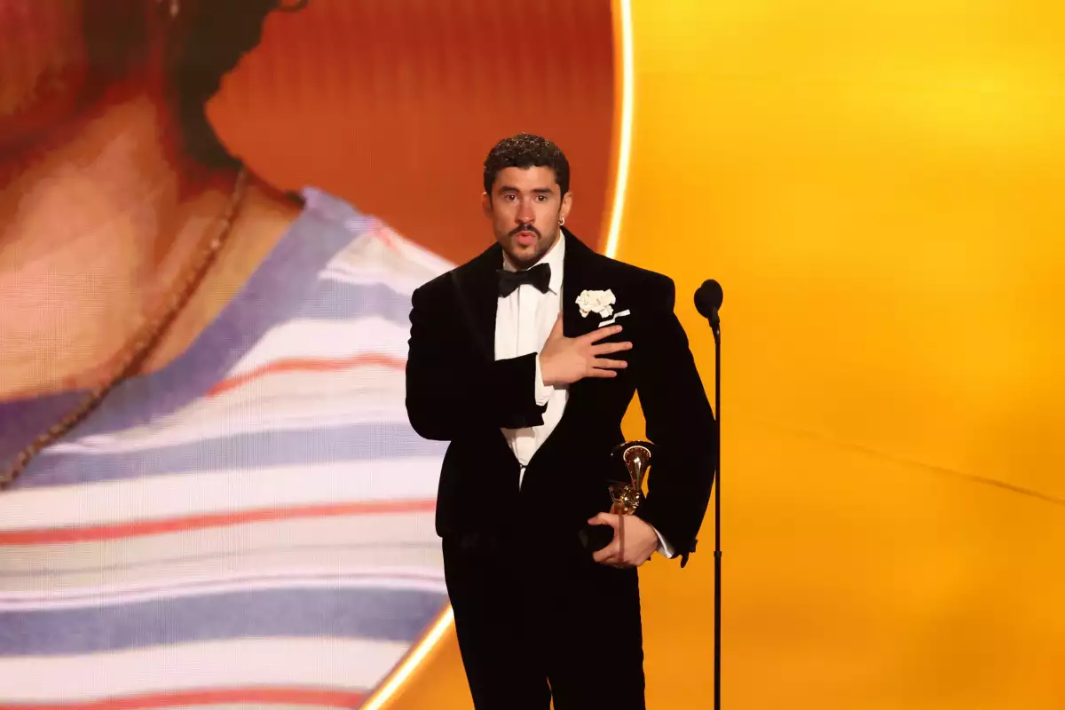 Bad-Bunny-mano-Grammys