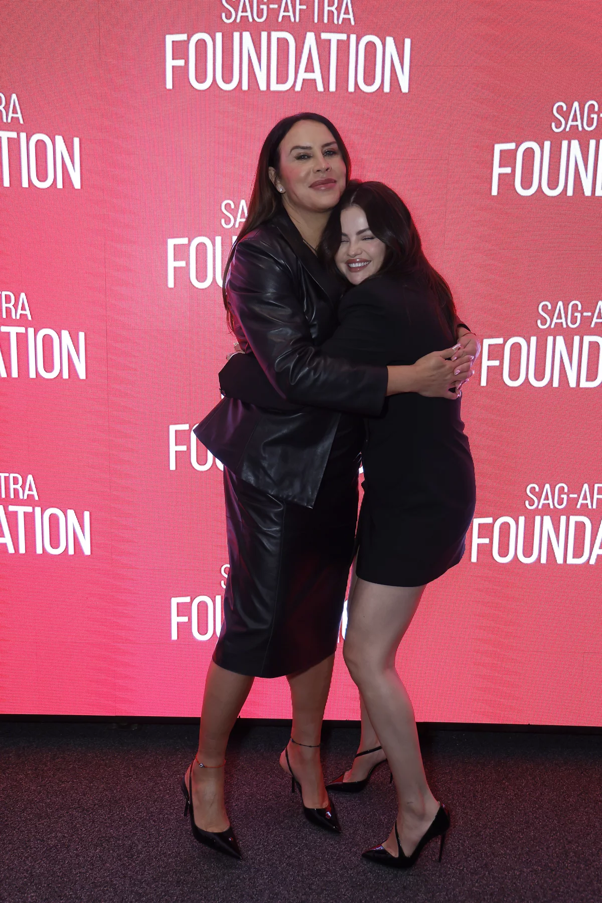 Karla Sofía Gascón y Selena Gomez