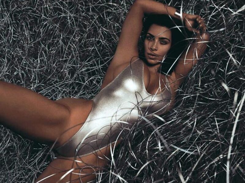 Kim para Wired Magazine en un traje de baño plateado.