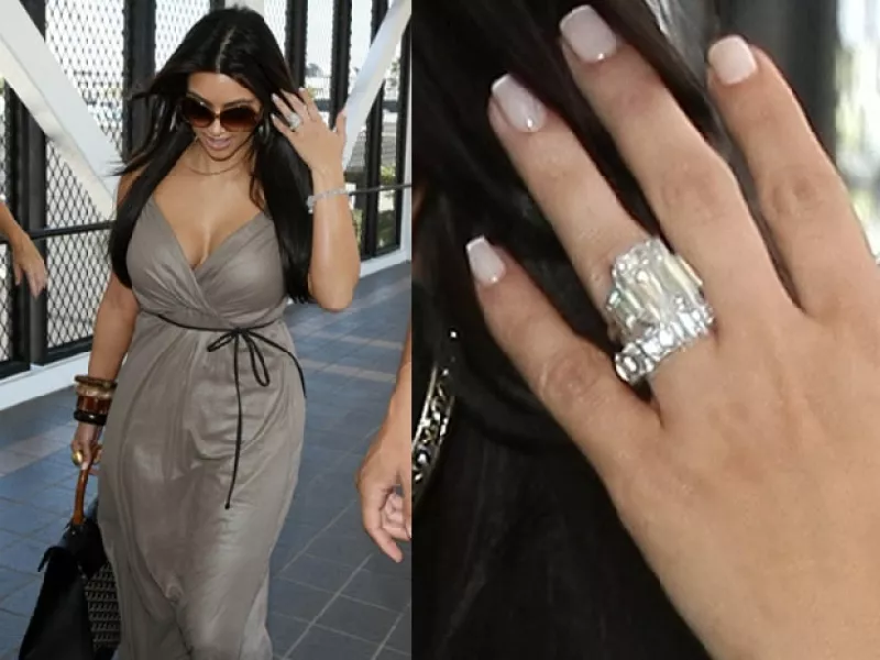 Kim Kardashian lució sus dos anillos cuando estaba en el aeropuerto rumbo a su luna de miel.