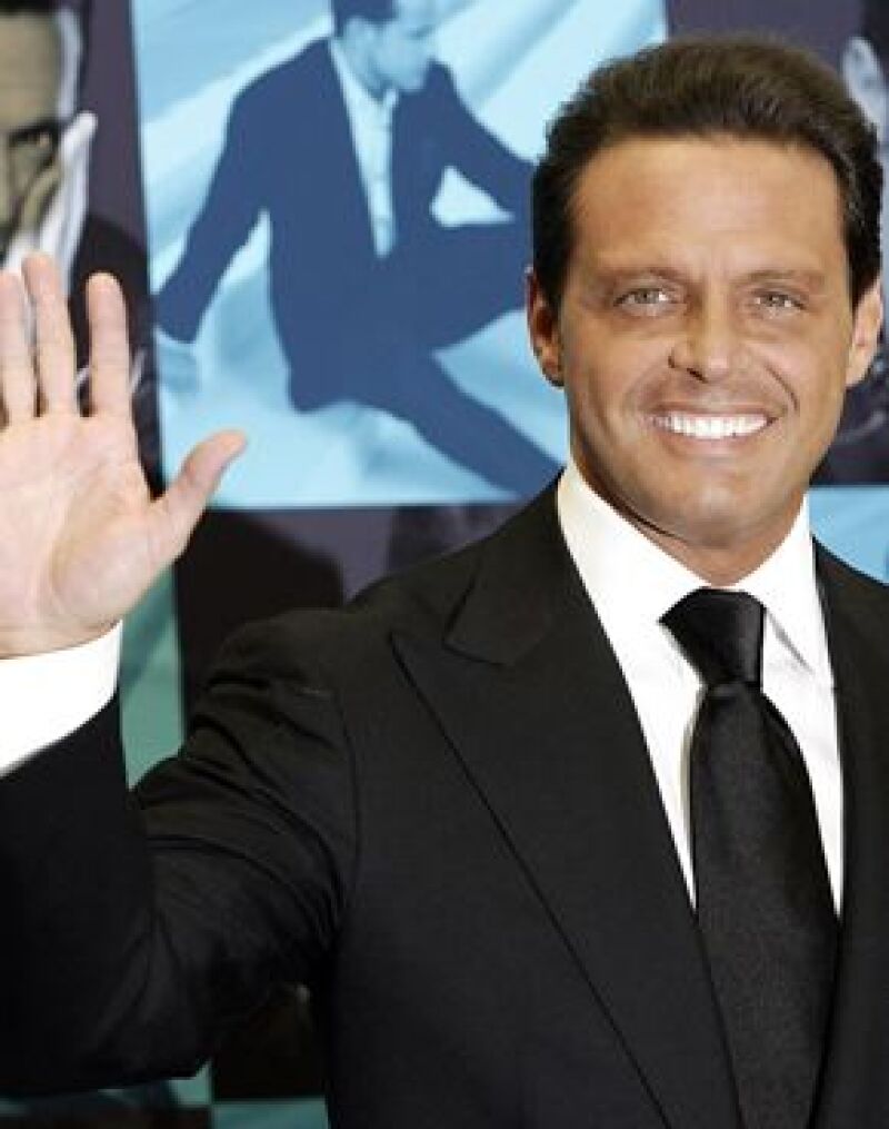 Califican al cantante mexicano de ser paranóico, invisible y malhumorado.