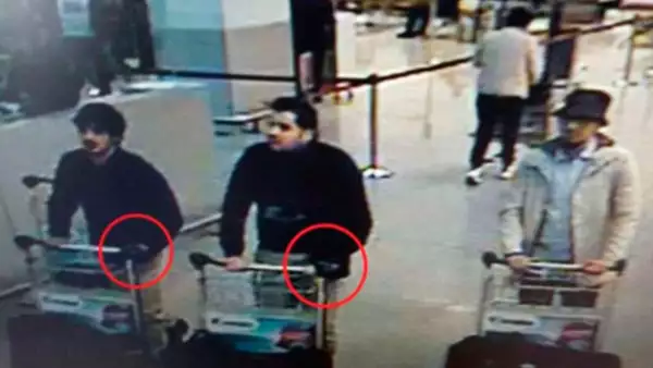 Cámaras de seguridad del aeropuerto captaron a tres hombres sospechosos de las explosiones que han causado decenas de muertes.