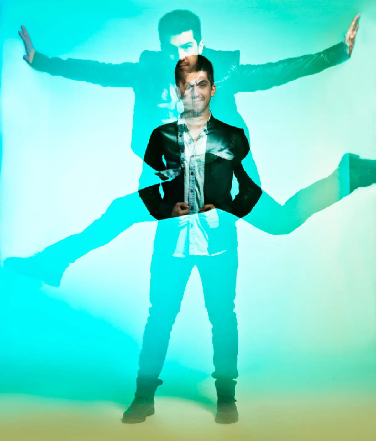 Jerry Velázquez nos demuestra su lado bailarín posando para nosotros en movimientos típicos del teatrero musical.