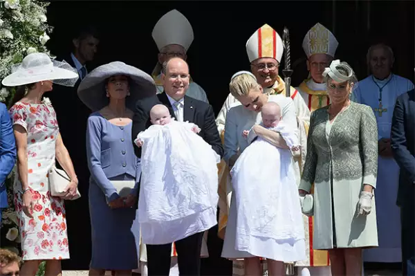 Los príncipes salieron a saludar a la multitud.
