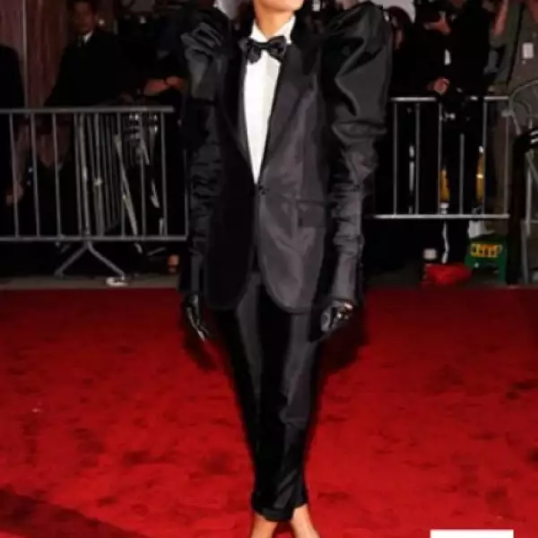 Rihanna se fue a los extremos y eligió este atuendo tipo smoking que no le favoreció en lo más mínimo. Es cierto que las hombreras están de vuelta, pero ésta no es la forma ni el evento para experimentar.