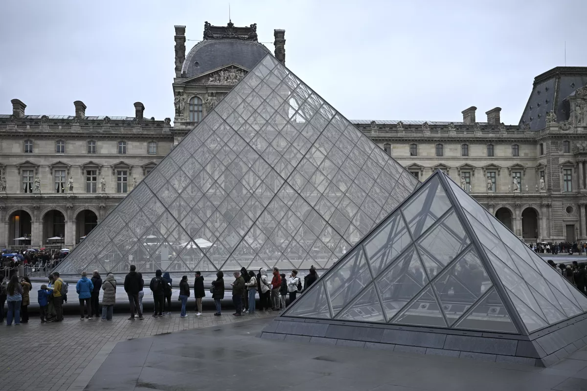 ¿El robo del siglo? Cinco claves sobre las joyas imperiales desaparecidas del Louvre 