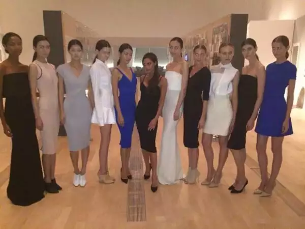 Victoria durante la presentación de su colección de moda en Singapur.