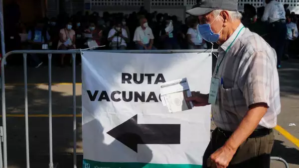 Un adulto mayor asiste a la prepa 9 ara aplicarse la segunda dosis de la vacuna contra el Covid-19.