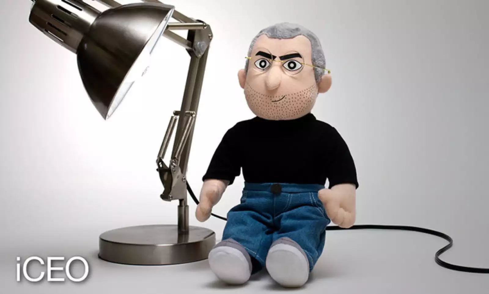 Esta pieza está fabricada con algodón, mezclilla y poliéster.