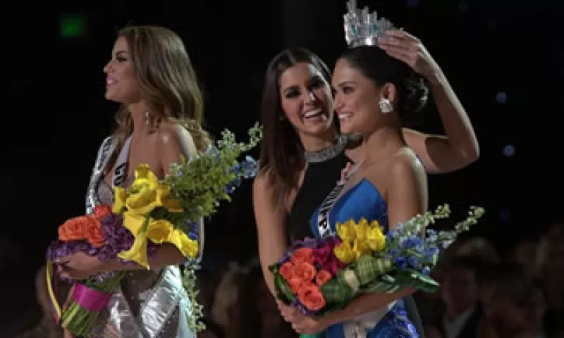 Las dos concursantes mantuvieron la cordialidad y las sonrisas durante la incómoda coronación (Foto: Twitter/@MissUniverse)