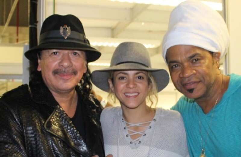 Shak acompañada del guitarrista Carlos Santana y del músico Carlinhos Brown durante los ensayos.