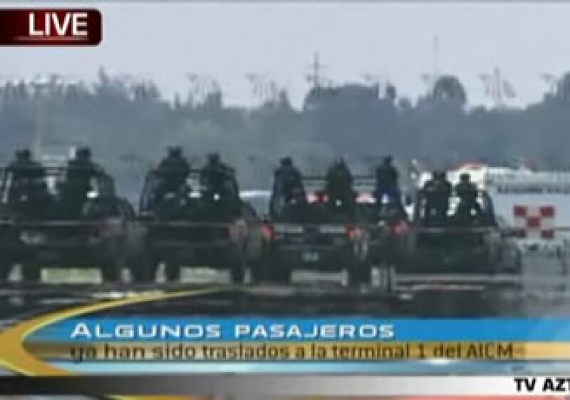 Fuerzas militares ingresaron en el aeropuerto de la Ciudad de México. (Foto: Cortesía CNN)