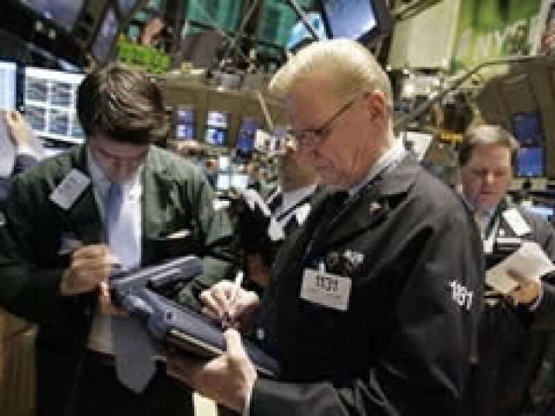 Las acciones de los bancos en EU operan con ganancias de dos dígitos a media jornada del martes. (Foto: Archivo)