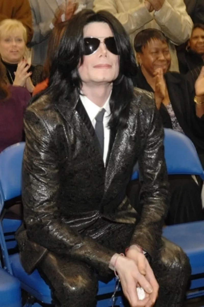 De acuerdo con Mark Lester, el cantante acudía al alcohol para poder dormir. De hecho, aseguró que Michael estaba ebrio cuando presentó la gira "This is It".