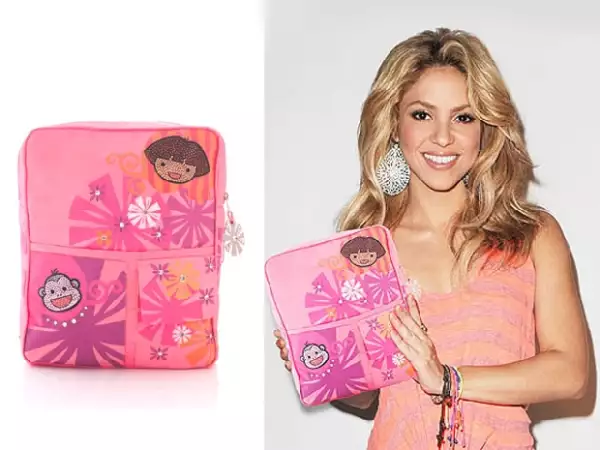 La cantante también compuso una canción dedicada al personaje animado. Aquí posando con la mochila que diseñó.
