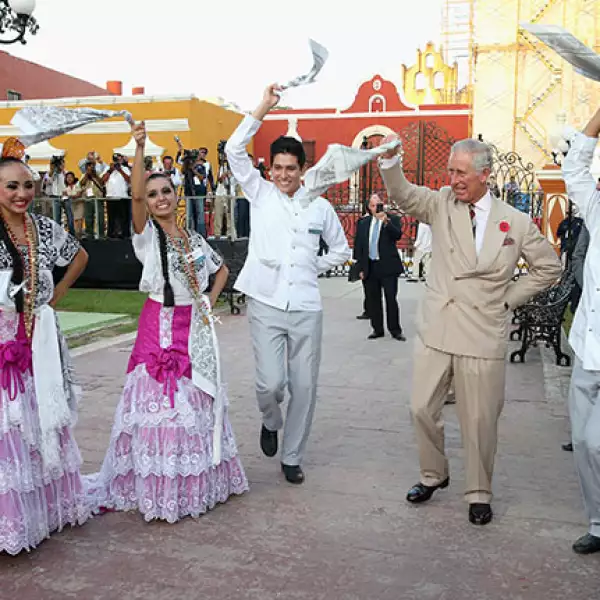 El príncipe Carlos convivió con los campechanos en el corazón del centro histórico, donde recibió porras y, de manera inesperada, al son de El Sarao.