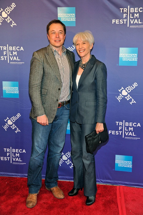 Maye Musk La madre de Elon Musk duerme en el garaje cuando visita a su hijo