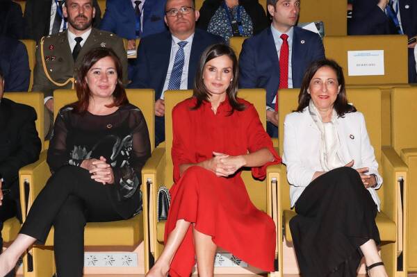 Letizia usando un vestido Ferragamo