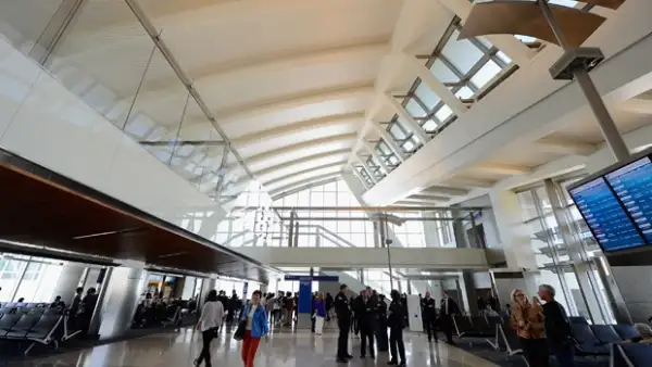 Varias secciones de la terminal aérea fueron evacuadas tras los disparos que ocurrieron en la Terminal 3, según los primeros reportes.