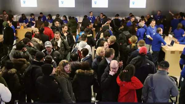 Cientos de fanáticos llegaron a los establecimientos de la firma para adquirir la más reciente ‘tablet’ de Apple.