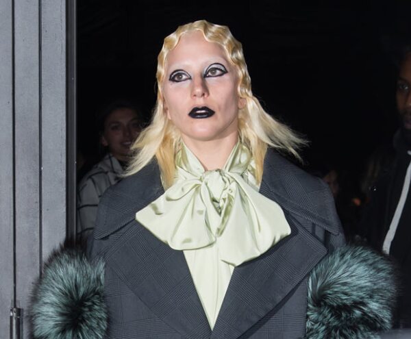 La cantante utiliza cinta adhesiva para quitarse el maquillaje de los ojos.