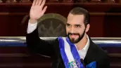 El presidente de El Salvador, Nayib Bukele, hace un gesto mientras pronuncia un discurso para conmemorar su cuarto año en el cargo, en San Salvador, El Salvador, el 1 de junio de 2023.