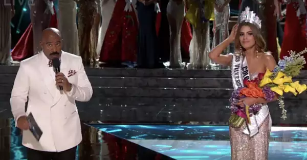 El momento en que Steve Harvey se retracta de dar la corona a Miss Colombia.