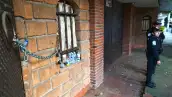 Policías resguardan un inmueble en la colonia Del Valle, alcaldía Benito Juárez, asegurado tras un intento de despojo.