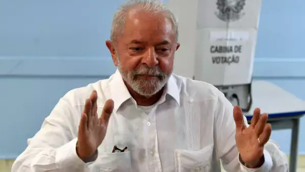 Lula Da Silva, ex presidente de Brasil, declara tras votar en la segunda vuelta de las elecciones presidenciales en Sao Paulo.